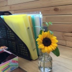 一輪のお花をデスクに。