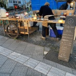 街の片隅にリヤカーと焚き火。