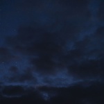 夜眠れない時は目を開けて寝ています。